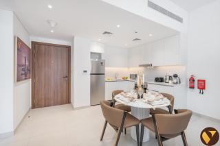 Vogue Madinat Jumeirah Living with Pool View and Balcony - brand new - 4