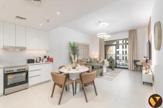 Vogue Madinat Jumeirah Living with Pool View and Balcony - brand new - 1