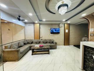 HOTEL S R Palace - Free Airport Drop for Minimum 05 Nights Stay - 5 mins from IGI & Domestic Airport Delhi - New Delhi - 6