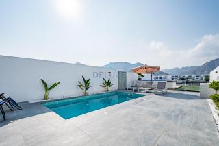 Blue Marble Beach 4BR Villa with Assistants Room, Private Pool, Access to Floating Pier, and Sea and Mountain Views, Al Dana Island, Fujairah by Deluxe Holiday Homes - Fujairah - 8
