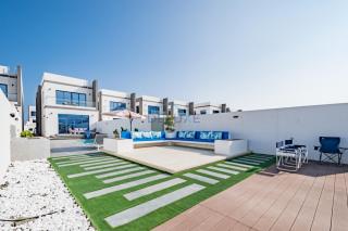 Blue Marble Beach 4BR Villa with Assistants Room, Private Pool, Access to Floating Pier, and Sea and Mountain Views, Al Dana Island, Fujairah by Deluxe Holiday Homes - Fujairah - 5