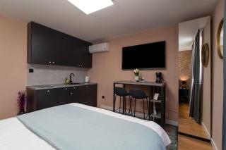 Sapphire Studio Apartment with FREE PRIVATE PARKING - 8