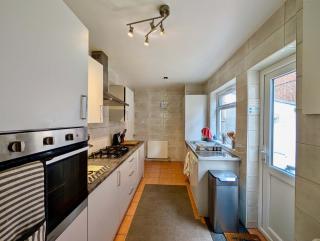 Spacious House With Amazing Backyard and Parking - Heston - 5