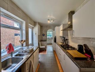 Spacious House With Amazing Backyard and Parking - Heston - 1
