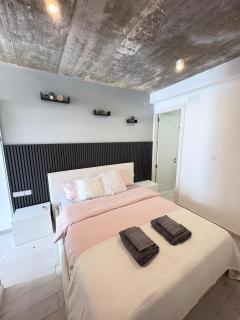 Paceville - 2A - Bright 2BR Apt with Balcony & AC near Night Life - St Julian's - 0