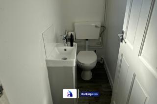 Discounted - 3-Bed Home By Avalora Short Lets & Serviced Accommodation Old Trafford With Pool & Tennis Table - DriveWay - Manchester - 7