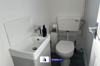 Discounted - 3-Bed Home By Avalora Short Lets & Serviced Accommodation Old Trafford With Pool & Tennis Table - DriveWay - Manchester - 9