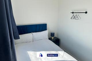 Discounted - 3-Bed Home By Avalora Short Lets & Serviced Accommodation Old Trafford With Pool & Tennis Table - DriveWay - Manchester - 8