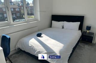 Discounted - 3-Bed Home By Avalora Short Lets & Serviced Accommodation Old Trafford With Pool & Tennis Table - DriveWay - Manchester - 3