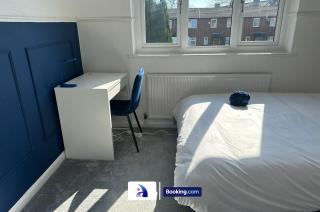 Discounted - 3-Bed Home By Avalora Short Lets & Serviced Accommodation Old Trafford With Pool & Tennis Table - DriveWay - Manchester - 6