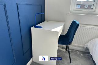 Discounted - 3-Bed Home By Avalora Short Lets & Serviced Accommodation Old Trafford With Pool & Tennis Table - DriveWay - Manchester - 5