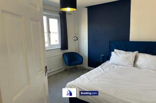 Discounted - 3-Bed Home By Avalora Short Lets & Serviced Accommodation Old Trafford With Pool & Tennis Table - DriveWay - Manchester - 4