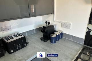Discounted - 3-Bed Home By Avalora Short Lets & Serviced Accommodation Old Trafford With Pool & Tennis Table - DriveWay - Manchester - 1