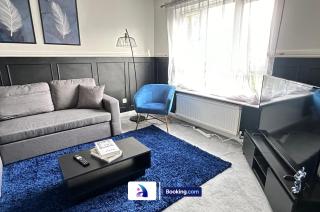 Discounted - 3-Bed Home By Avalora Short Lets & Serviced Accommodation Old Trafford With Pool & Tennis Table - DriveWay - Manchester - 2