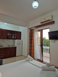 Vita Apartment - Spacious Garden and Balcony 5 min to Beach & Center - Ksamil - 9