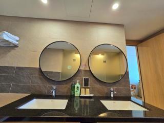 Căn hộ 1 phòng ngủ rộng rãi, có bồn tắm, view biển tại Citadines Marina Hạ Long - 1