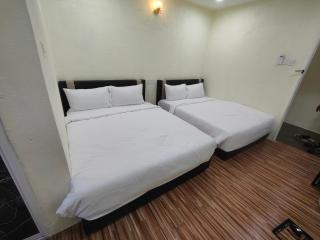 Reds Roomstay Pantai Penarik 1 - - 0