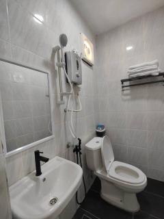 Reds Roomstay Pantai Penarik 1 - - 5