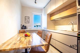 MoHost Pop - Chic Urban Retreat with Views - Braşov - 7