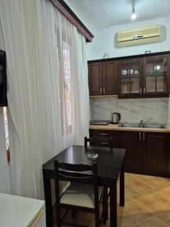 Vita Apartment - Spacious Garden and Balcony 5 min to Beach & Center - Ksamil - 0