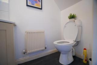 Spacious 5 Bedrooms Sleeps 9 3 Bath and Parking Ideal for Contractors - Chesfield - 2