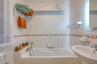 Central + Bright Apartment in St. Julians - 4