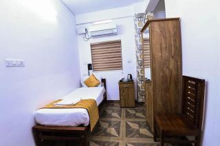 Nirupama,Hotel Aluva 700 Mtr From Aluva Railway Station - 9