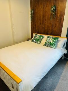 FREE PARKING, walkable to lincoln city 3 bedroom house - Lincoln - 8