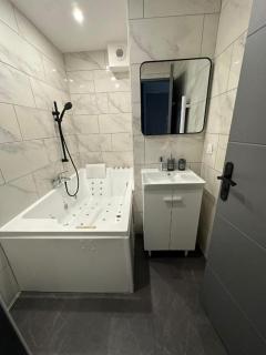 STUDIO JACCUZZI A 2 Min dAvignon - Les Angles Gard - 6