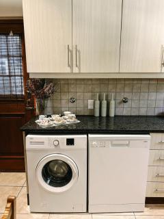 Dottie's charming cottage two bedroom apartment and work space - 7