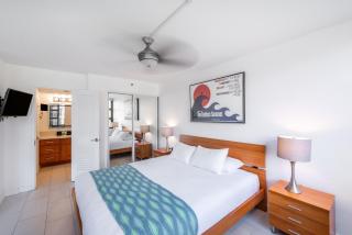 Bright Waikiki Condo with Ocean Views, King Bed, Full Kitchen & Free Parkkng (10708) - Honolulu - 9