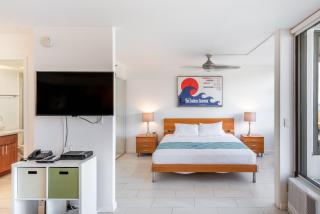 Bright Waikiki Condo with Ocean Views, King Bed, Full Kitchen & Free Parkkng (10708) - Honolulu - 6