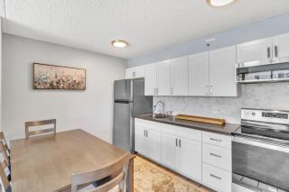 Spacious Waikiki Condo 1 Block from Beach with Full Kitchen and Free Parking (21208) - Honolulu - 0