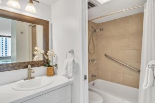 Spacious Waikiki Condo 1 Block from Beach with Full Kitchen and Free Parking (21208) - Honolulu - 6