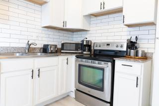 Family-Friendly 4BR Detroit Home: WiFi Parking - Detroit - 5