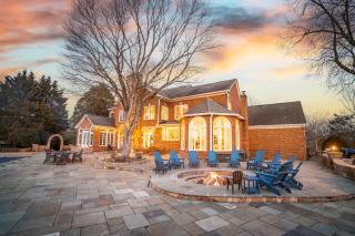 Luxe Farmhouse on 200 Acre w/ Pool, Sauna, Games, Views, Longhorns, Close to Shenandoah NP - Amissville - 8