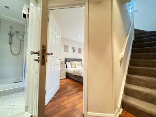 Charming 1-Bedroom Retreat in the Heart of Warwick - 3