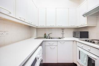 Spacious 1BR Steps from London Bridge & The Shard - 9