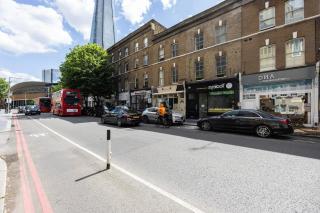 Spacious 1BR Steps from London Bridge & The Shard - 5