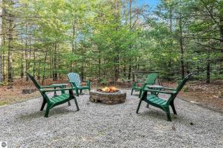 Majestic Escapes Hot Tub Firepit Deck Large Yard - Lake Ann - 7