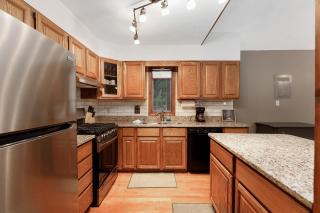 Majestic Escapes Hot Tub Firepit Deck Large Yard - 6