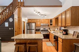 Majestic Escapes Hot Tub Firepit Deck Large Yard - 4