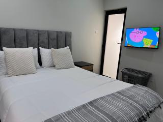 Smart 2BR Digital Nomad Apartment with Solar WiFi Concierge Salama Park - Lusaka - 9