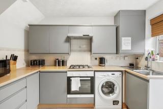 Lovely 3 Bed Detached - Parking - Bedford - 5