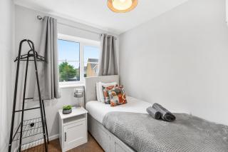 Lovely 3 Bed Detached - Parking - Bedford - 7