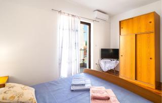 One-Bedroom Apartment In Vrboska - Vrboska - 2