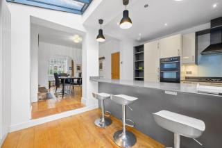 FamilyRelocation I Contractors I Business - Broadheath - 1