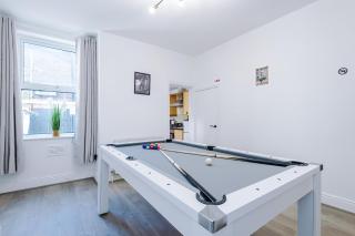 Stunning Home In Salford With Free Parking, Office, Pool & Ping Pong Table - 5