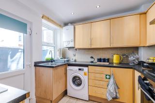 Stunning Home In Salford With Free Parking, Office, Pool & Ping Pong Table - 1