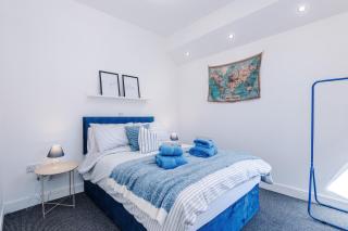 Stunning Home In Salford With Free Parking, Office, Pool & Ping Pong Table - 8